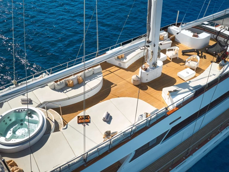 Hire Luxury Yacht  with a boat licence