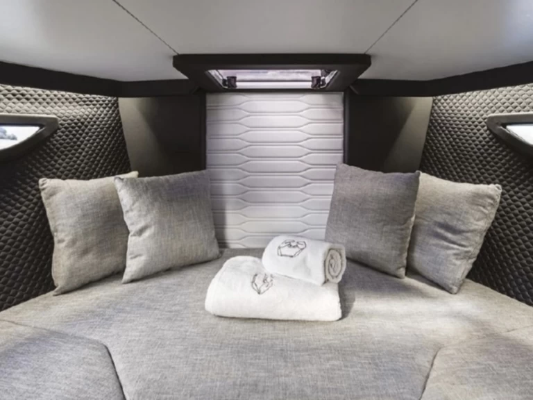 Luxury Yacht hire in Nice - Cranchi Cranchi E26