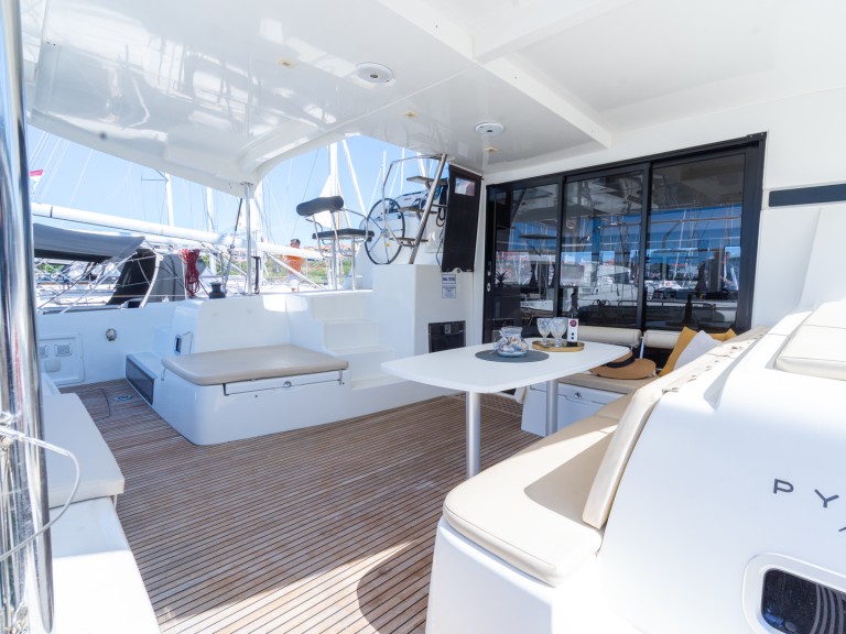 Hire Catamaran Lagoon with a boat licence