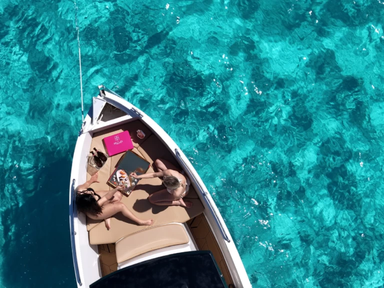 Hire Motorboat Cattleya with a boat licence