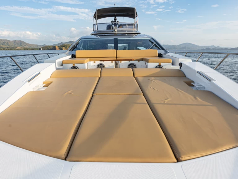 Luxury Yacht to hire Playa Flamingo at the best price