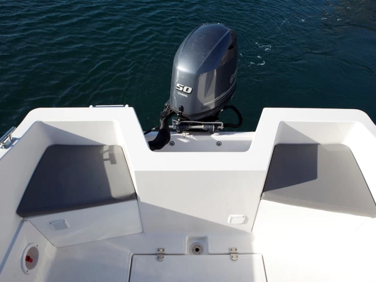 Hire Luxury Yacht Pacific Craft with a boat licence