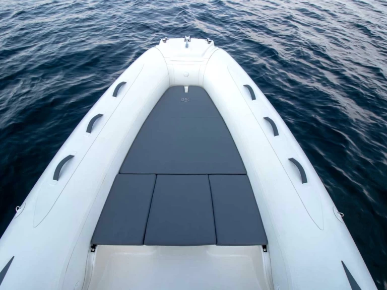 Hire Luxury Yacht Bsc with a boat licence