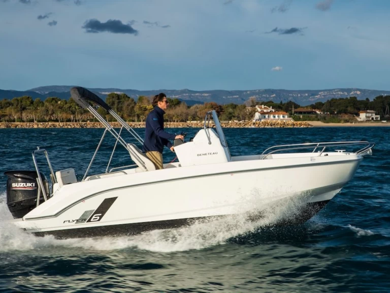 Hire Motorboat Bénéteau with a boat licence