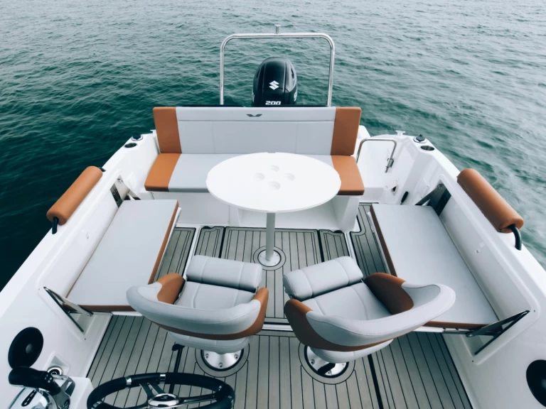 Charter a Bénéteau Flyer 7 SUNdeck in Sète on Samboat