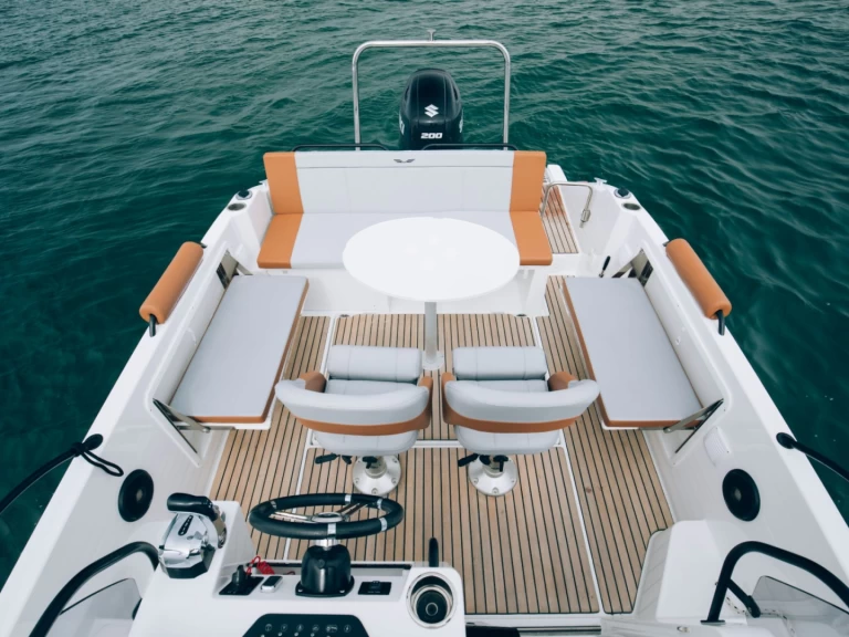 Hire Motorboat Bénéteau with a boat licence
