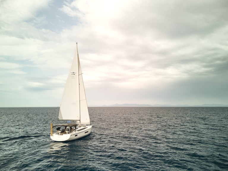Sailboat to hire Alimos at the best price