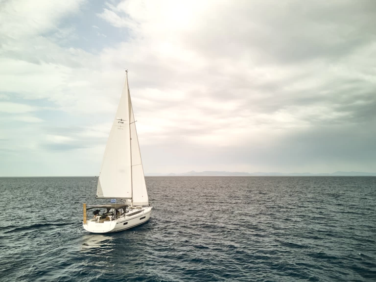 Sailboat to hire Alimos at the best price
