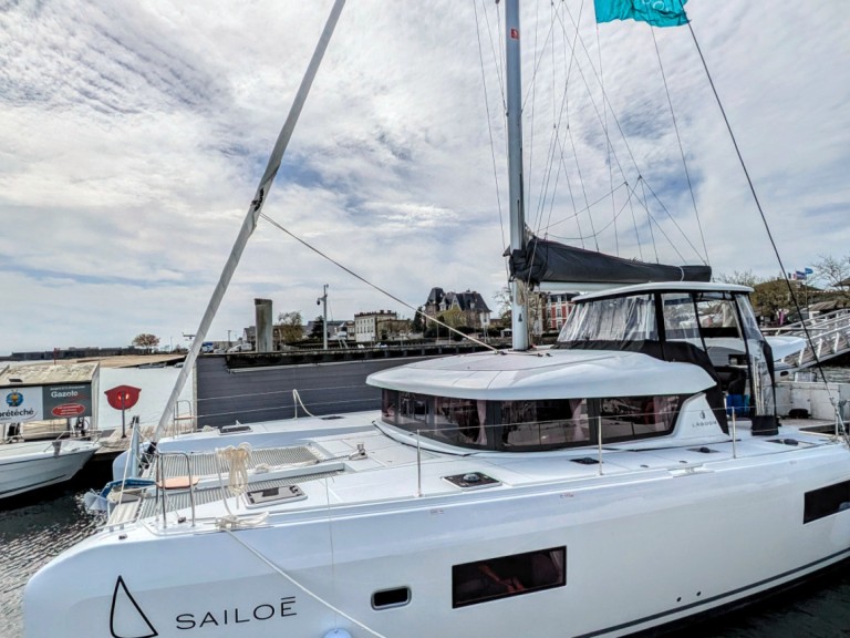 Charter a Lagoon Lagoon 42 in Mahé on Samboat