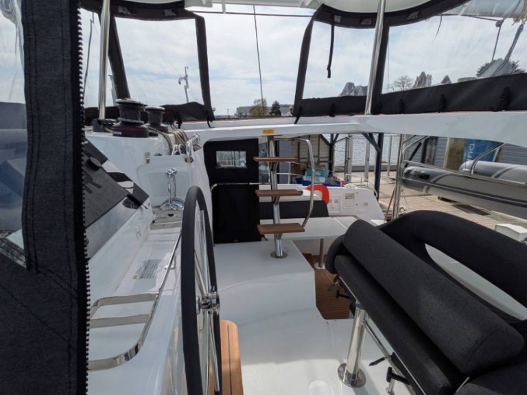 Catamaran hire in Mahé - Lagoon Lagoon 42