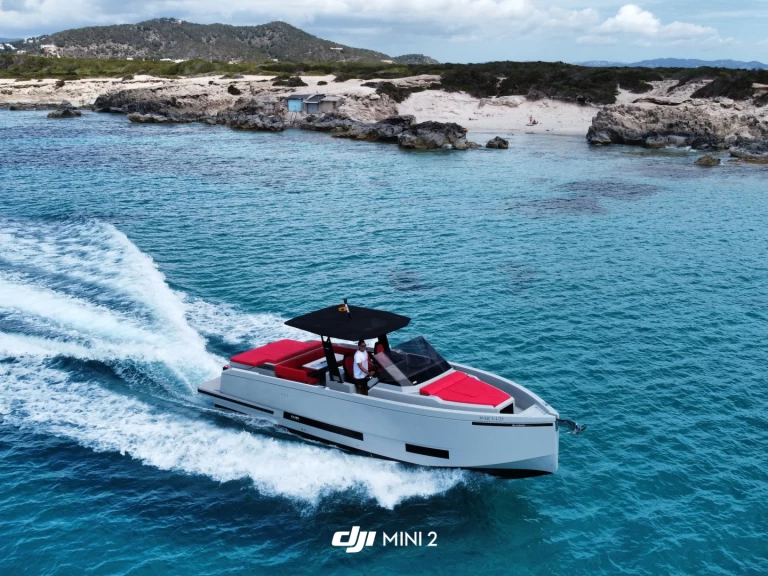 Hire Motorboat De Antonio with a boat licence