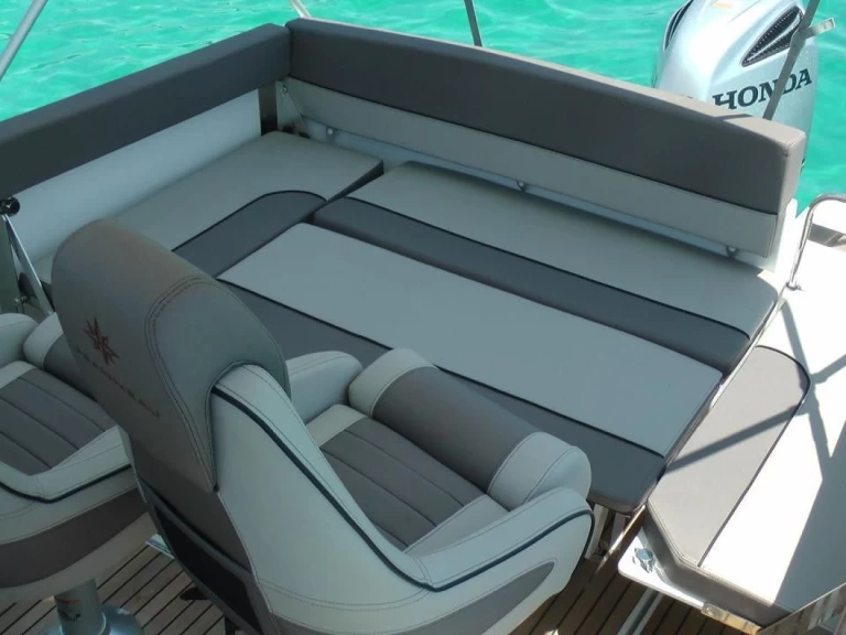 Hire Motorboat Jeanneau with a boat licence