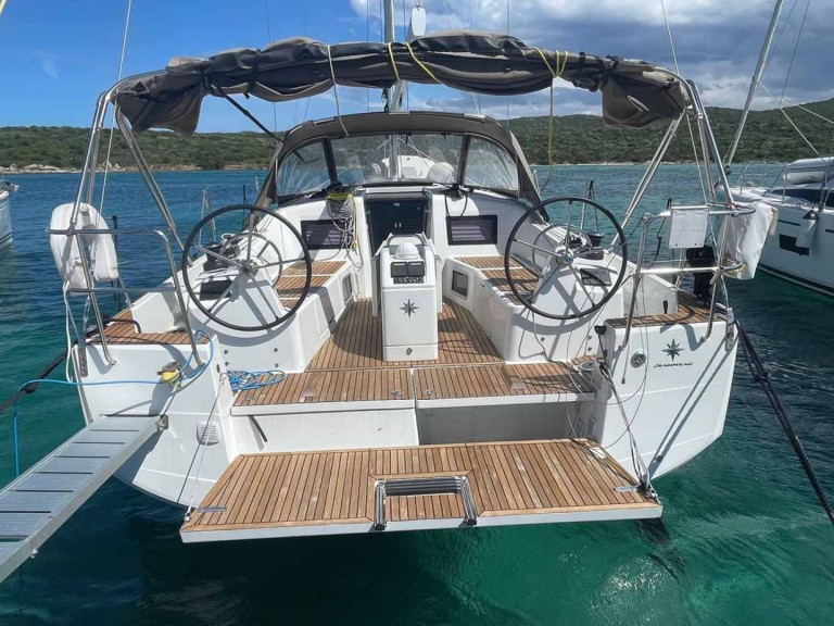 Hire Sailboat Jeanneau with a boat licence