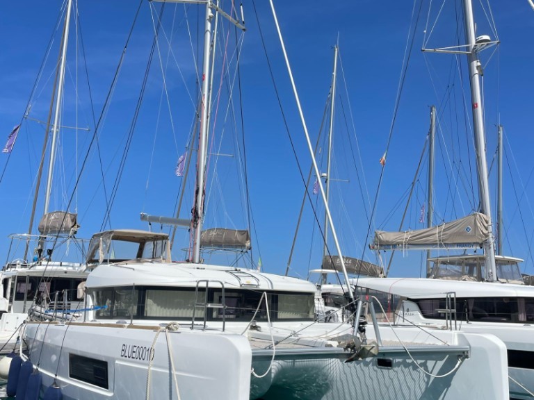 Charter a Lagoon Lagoon 40 in Capo d'Orlando on Samboat