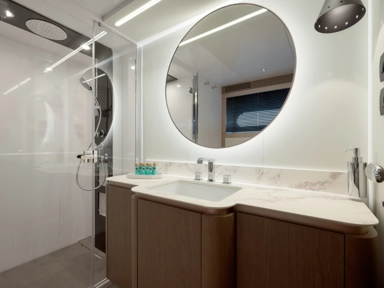 Hire Luxury Yacht with or without skipper Azimut Podstrana