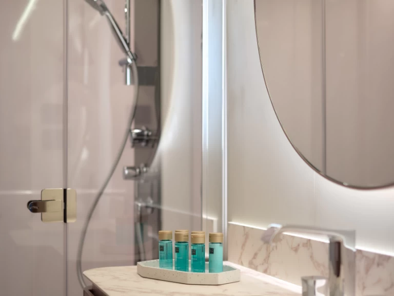 Hire Luxury Yacht Azimut with a boat licence