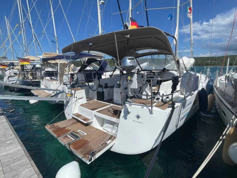 Hire Sailboat with or without skipper Jeanneau Golfo Aranci