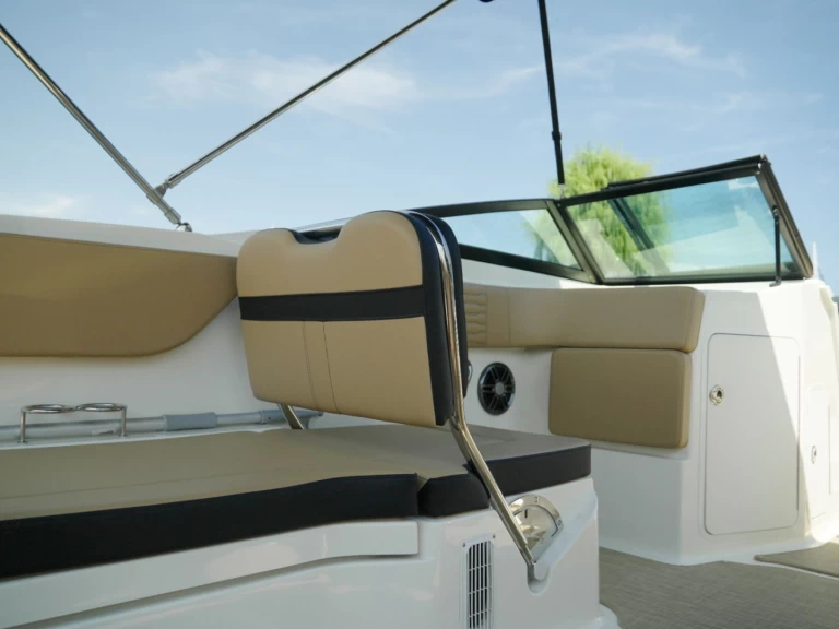 Hire a Sea Ray Sea Ray 210 Aix-les-Bains