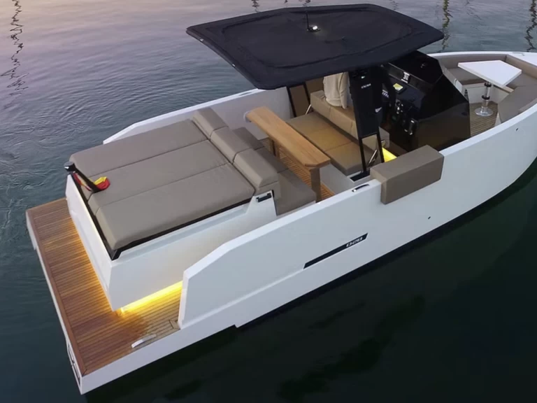 Hire Motorboat De Antonio with a boat licence