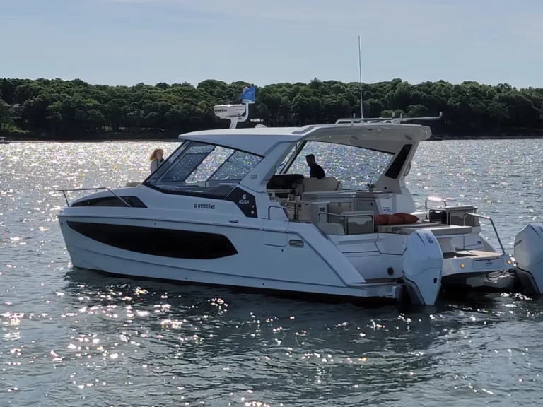 Luxury Yacht to hire Montauk Harbor at the best price
