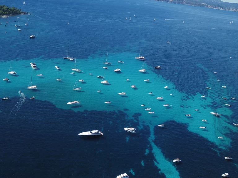 Yacht charter Antibes - Chris Craft Express 360 on SamBoat