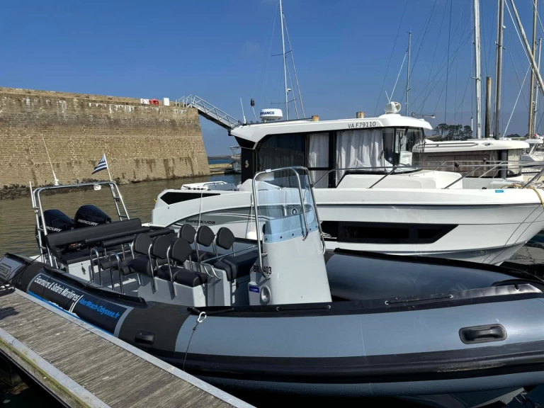 Yacht charter Landéda - Zeppelin Zeppelin XVPRO 850 on SamBoat