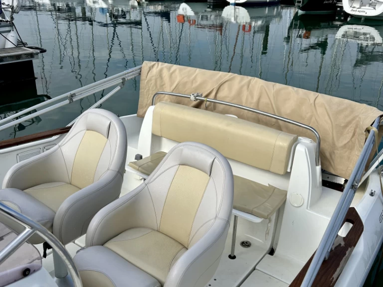 Hire Motorboat Bénéteau with a boat licence