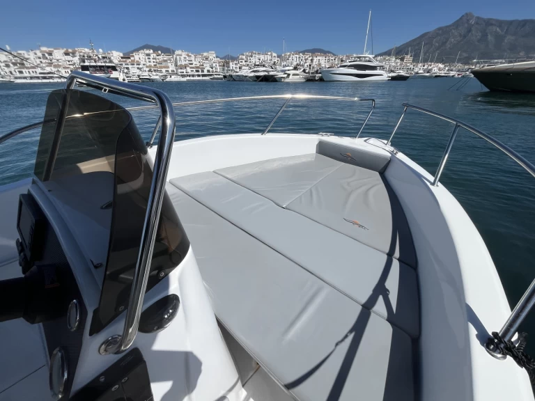 Hire Motorboat voraz with a boat licence