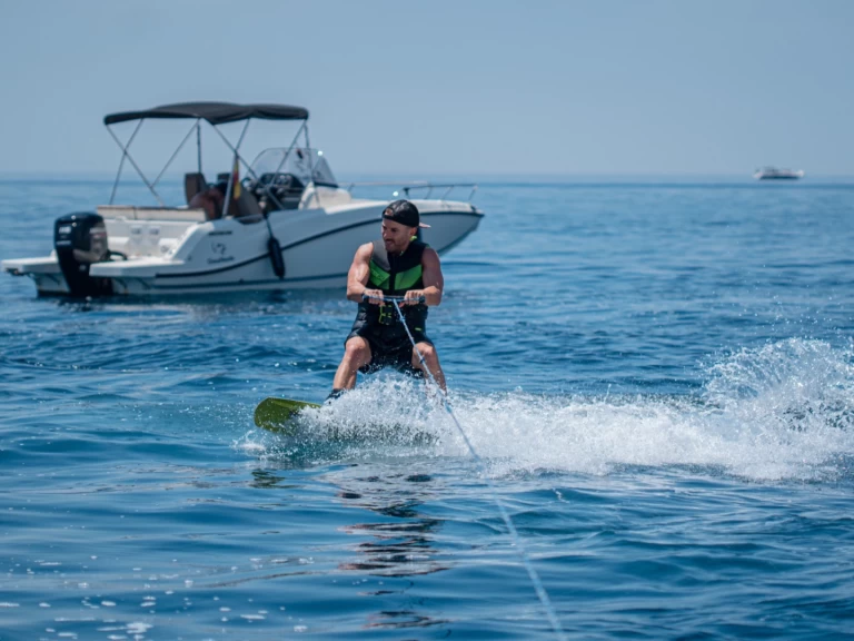 Hire Motorboat Quicksilver with a boat licence