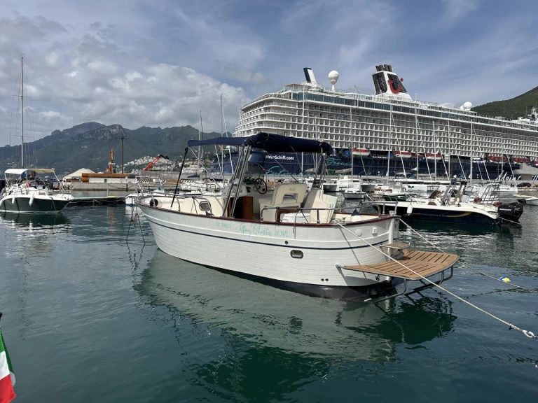 Motorboat to hire Salerno at the best price