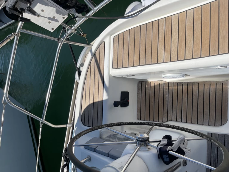 Charter a Jeanneau Sun Odyssey 40 in Valencia on Samboat