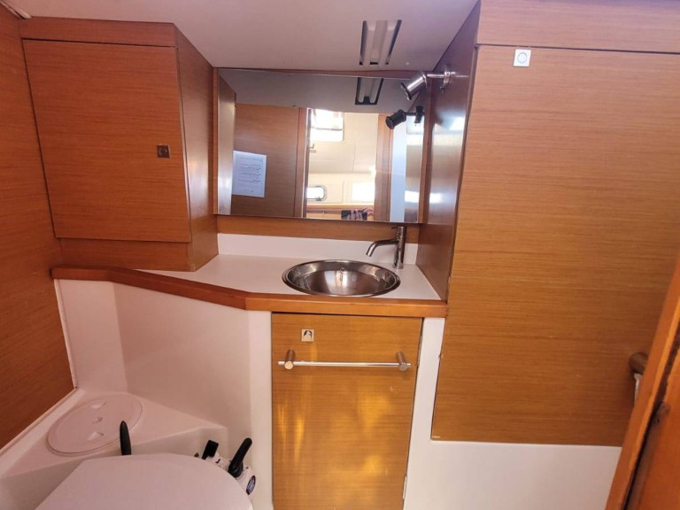 Hire Sailboat Jeanneau with a boat licence