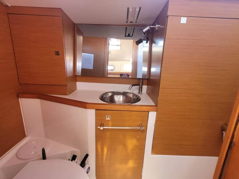 Hire Sailboat Jeanneau with a boat licence