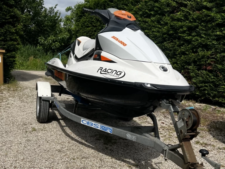 Charter a Sea-Doo GTI 130 in Arles on Samboat
