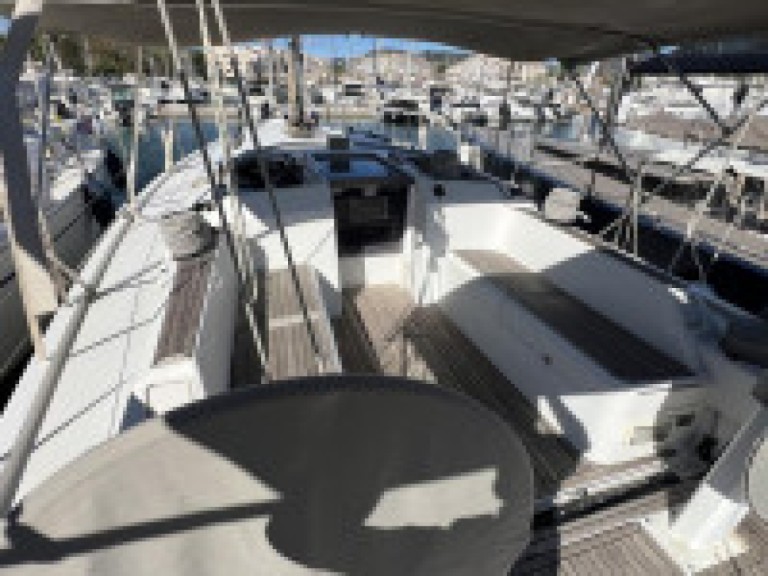 Sailboat to hire Larmor-Plage at the best price