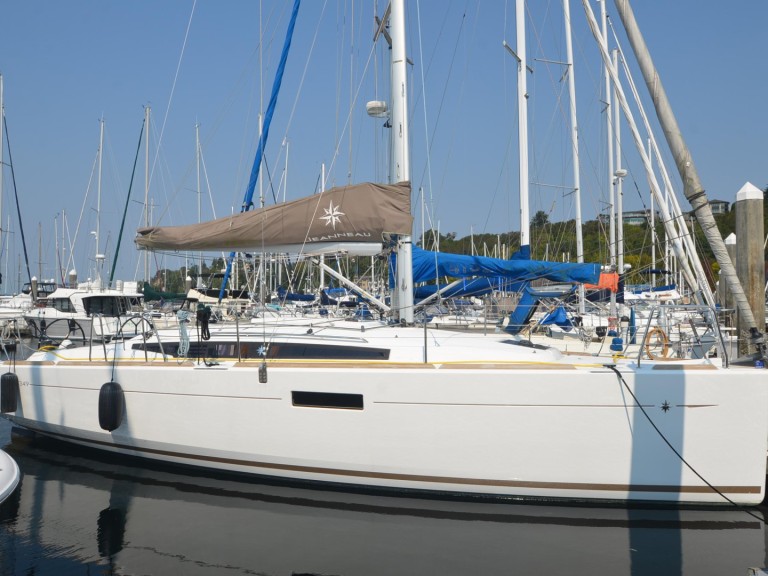 Charter a Bénéteau Sun Odyssey 349 in Larmor-Plage on Samboat
