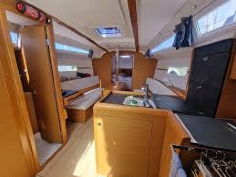 Sailboat to hire Larmor-Plage at the best price