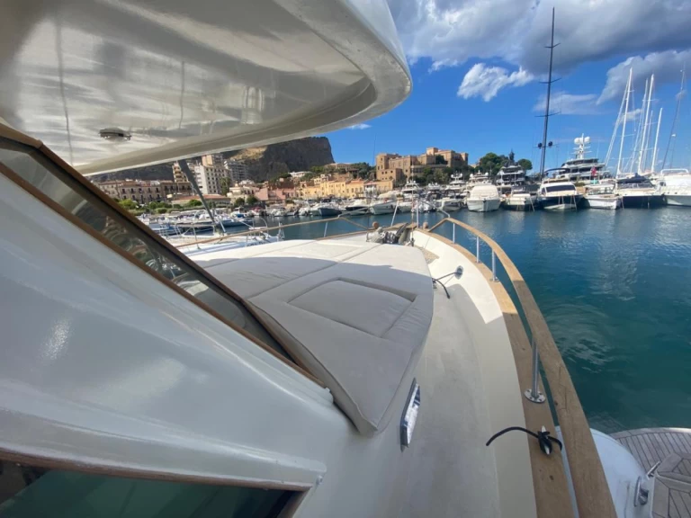 Hire Motorboat c&l marine corporation with a boat licence