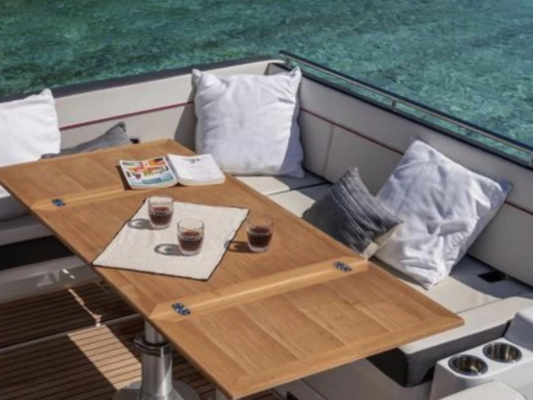 Motorboat to hire La Trinité-sur-Mer at the best price
