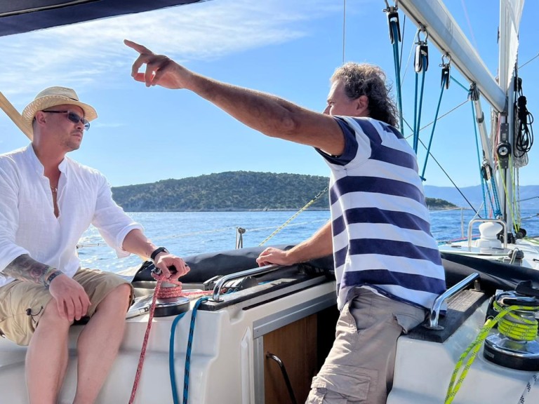 Hire Sailboat Bavaria with a boat licence