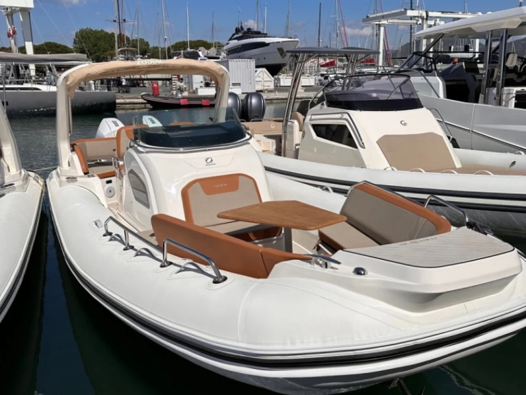 Charter a Zodiac Medline 9 in Cogolin on Samboat