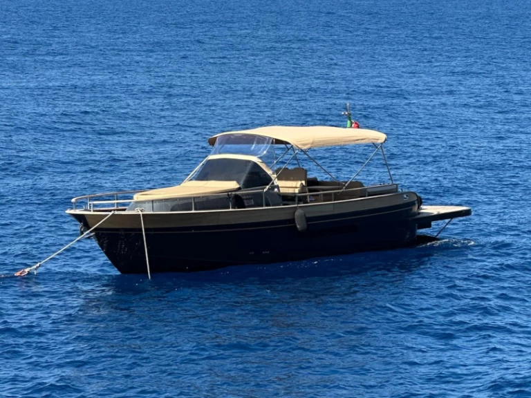 Motorboat to hire Capri at the best price