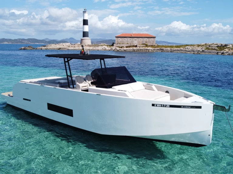 Hire Motorboat De Antonio  with a boat licence