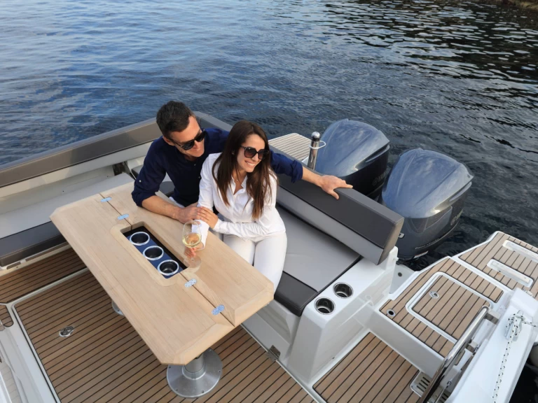 Yacht charter Port des Marines de Cogolin - Jeanneau Cap Camarat 9.0 CC on SamBoat