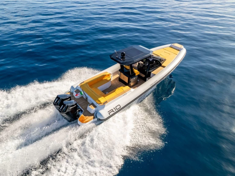 Charter a Renier R10 in Mahón on Samboat