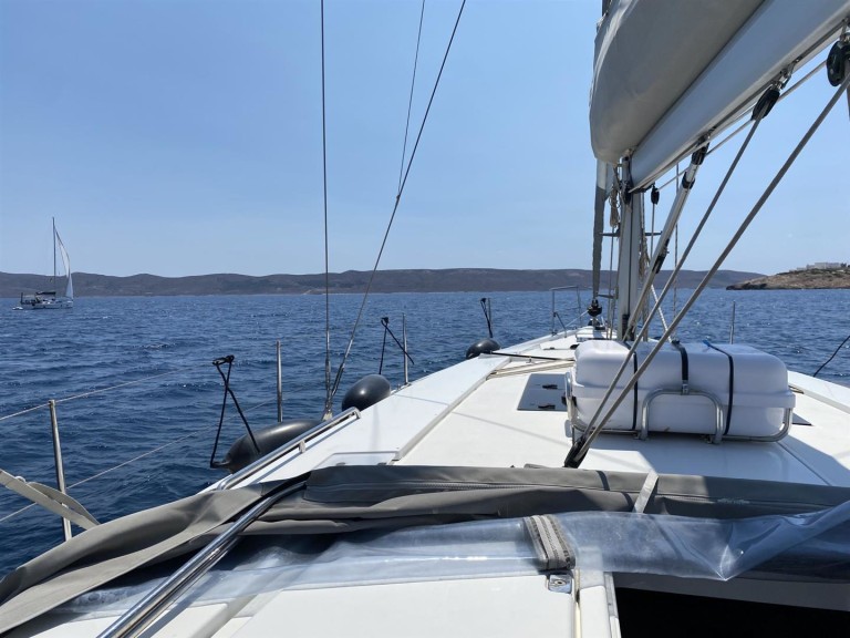 Sailboat to hire Lávrio at the best price