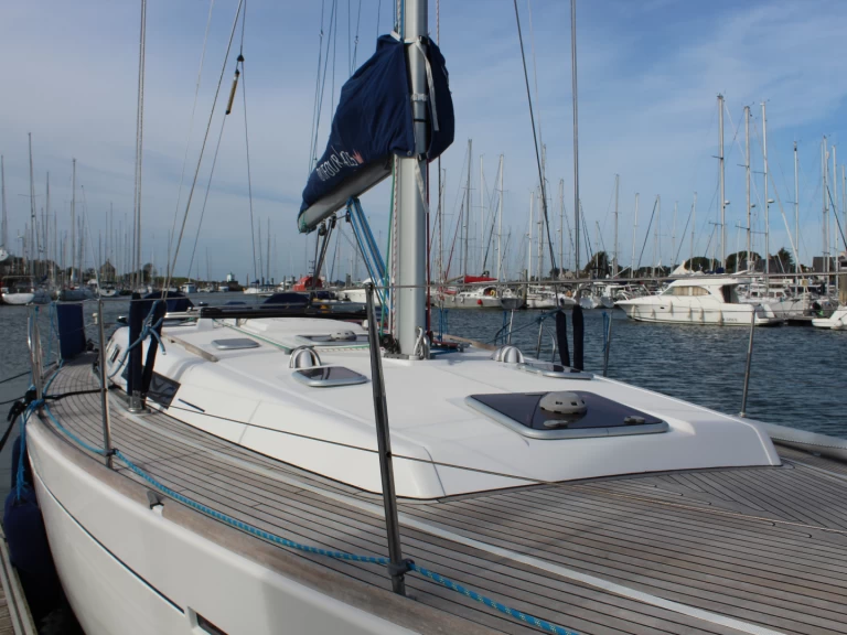 Charter a Dufour Dufour 425 Grand Large in Arzon on Samboat