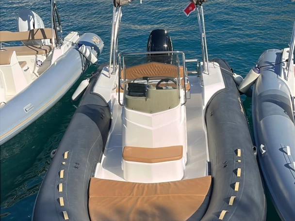 Hire RIB Capelli with a boat licence