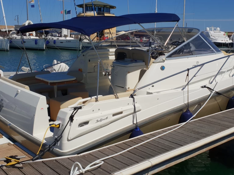 Charter a Cranchi Zaffiro 32 in Puntone on Samboat