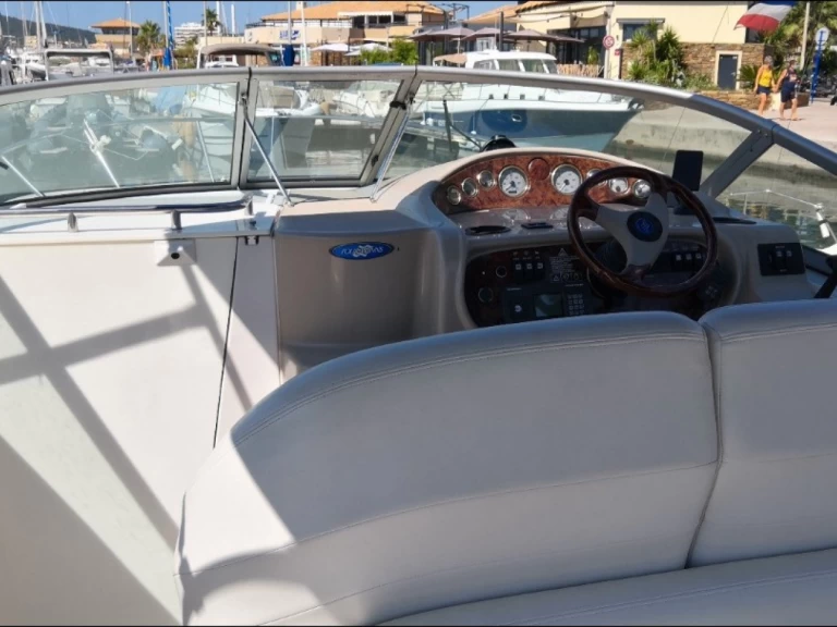 Four Winns Vista 268 charter bareboat or skippered in  Scey-sur-Saône-et-Saint-Albin